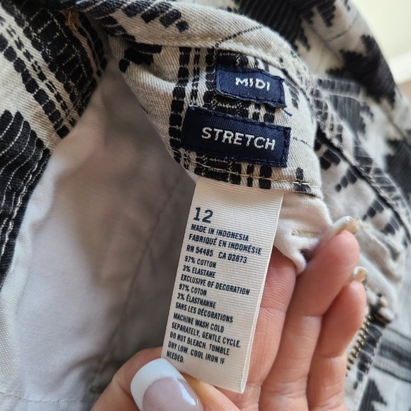 AEO Black & White Midi Stretch Shorts Size 12 - Picture 6 of 6